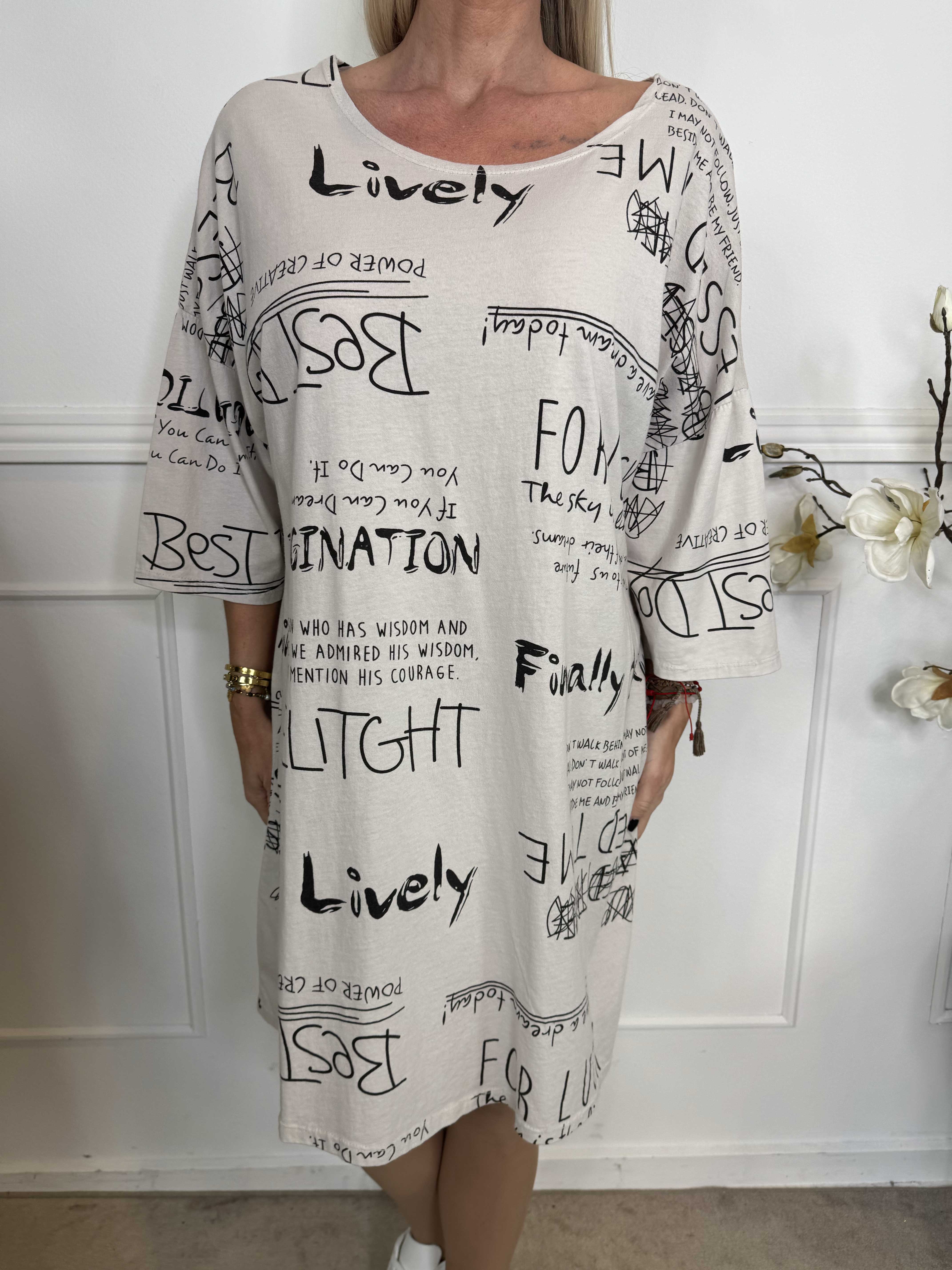 Lora - T-shirtklänning med text